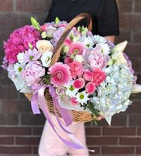 Композиция солнечный день в Киржаче Цветочная композиция из Розы, Хризантемы, Пионы и Лизиантусы в корзине в Киржаче