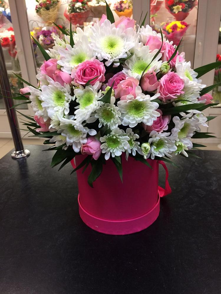 Цветочная композиция из Розы и Хризантемы в шляпной коробке в Киржаче